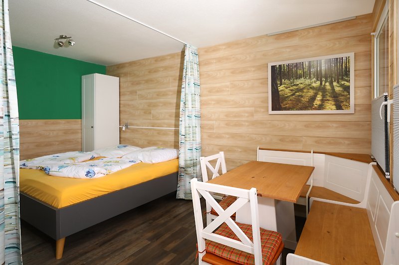 Schönes Holzhaus mit stilvoller Einrichtung und gemütlichem Bett.