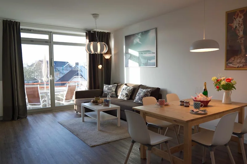 Wohnzimmer mit Esstisch in der Ferienwohnung in Burg auf Fehmarn