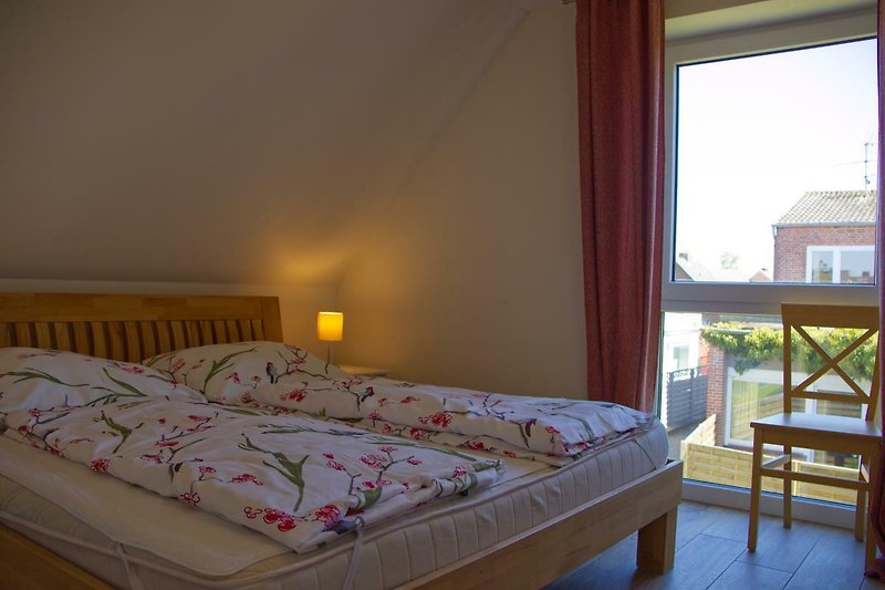 Doppelbett im 2. Schlafzimmer der Inselblume 27 auf Fehmarn