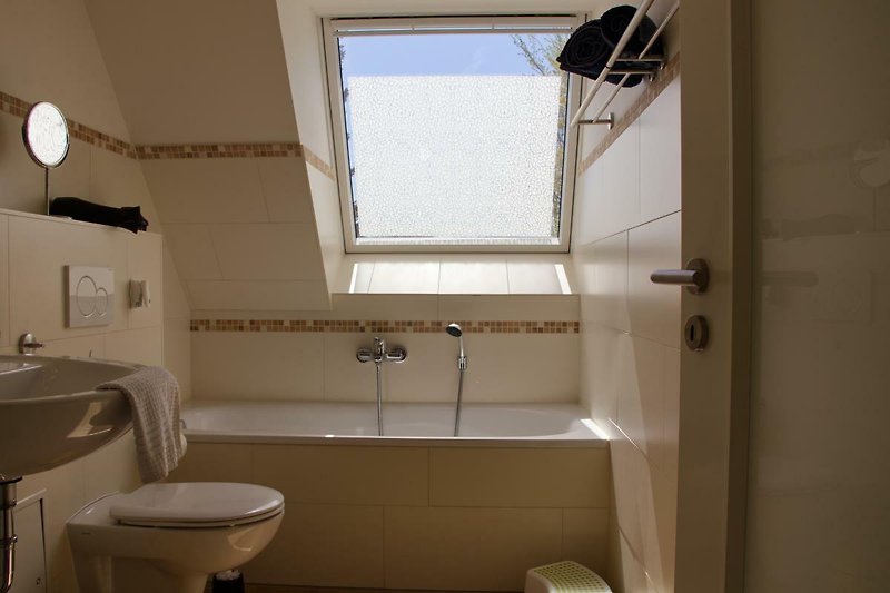 Geräumige Badewanne im Bad des Ferienhauses für 6 Personen auf Fehmarn