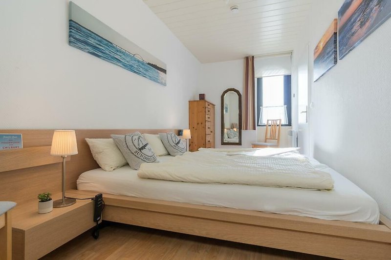 Doppelbett im Schlafzimmer der Ferienwohnung am Südstrand
