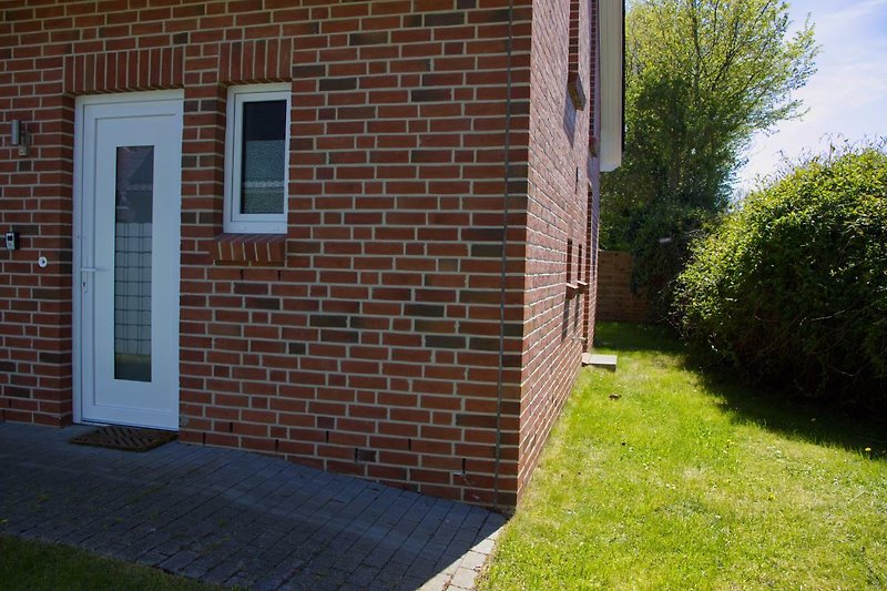 Durchgang neben dem Ferienhaus auf der Seite der Inselblume 28