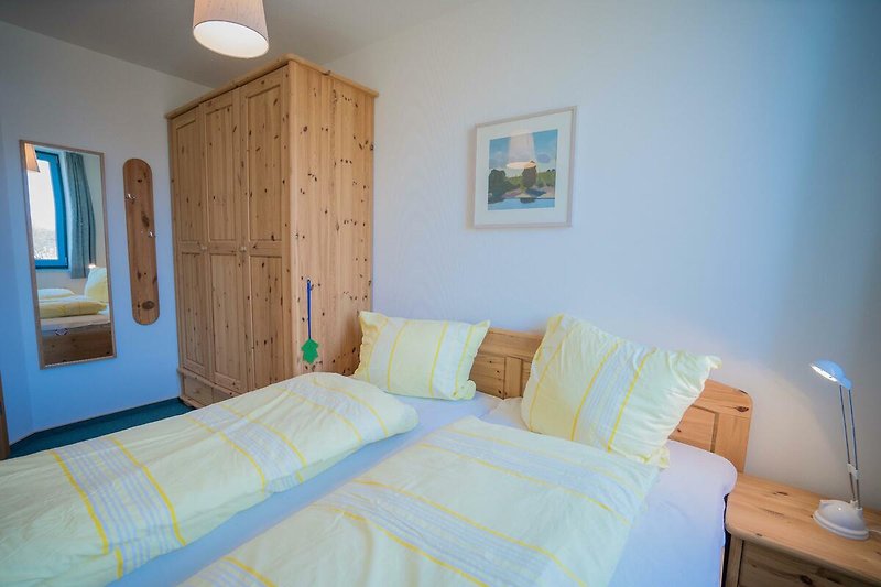 Anderer Blick aufs Schlafzimmer in der Fewo mit Balkon in Burgtiefe am Südstrand