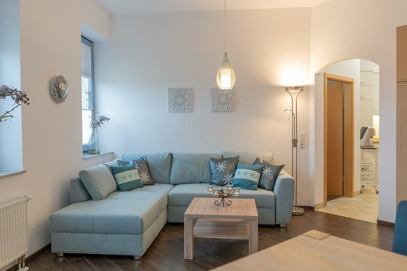 Couch im Wohnzimmer der Ferienwohnung für 4 Personen in Burgtiefe auf Fehmarn