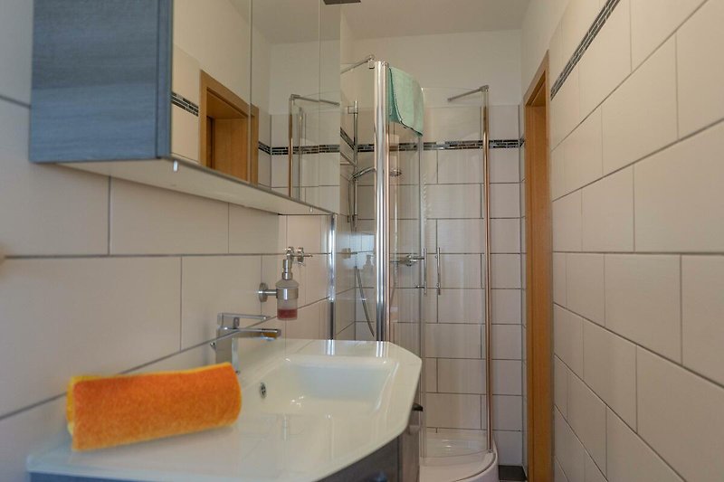 Badezimmer mit Dusche in der Ferienwohnung Nahe Burg auf Fehmarn