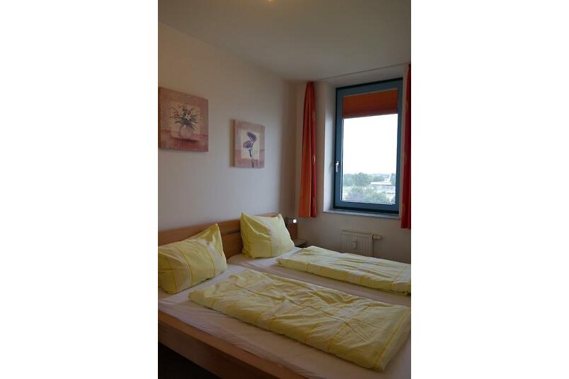 Doppelbett im Schlafzimmer der Ferienwohnung Inselblume 03 auf Fehmarn