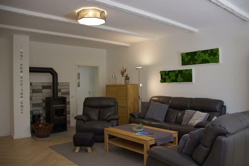 Wohnzimmer mit Couch in der Ferienwohnung in der Nähe von Burg auf Fehmarn