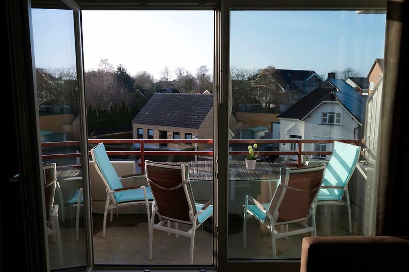 Balkon mit Sitzgelegenheiten für 4 Personen in der Ferienwohnung auf Fehmarn