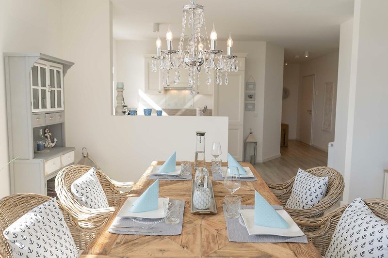 Esstisch mit Blick Richtung Küche in der Ferienwohnung in Burg auf Fehmarn
