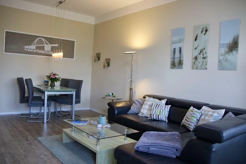 Grosse Couch im Wohnzimmer der Ferienwohnung auf der Insel Fehmarn