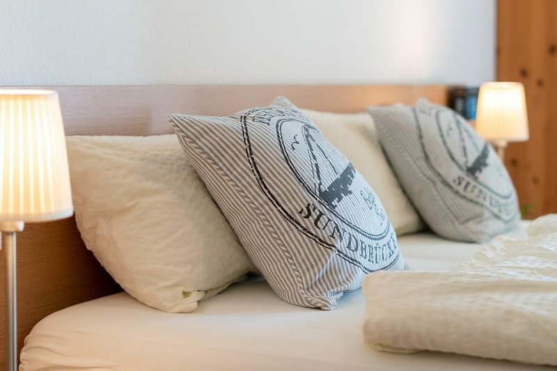 Kissen auf dem Doppelbett in der Ferienwohnung in Burgtiefe auf Fehmarn