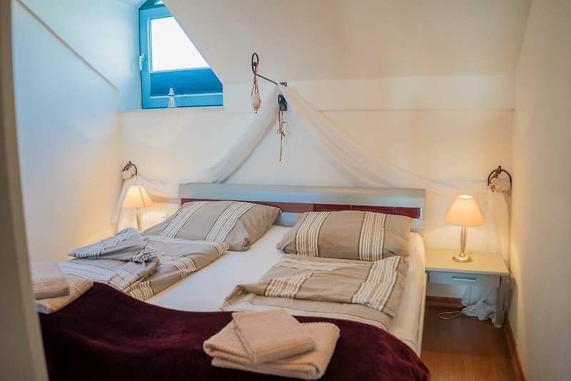 Schlafzimmer für 2 Personen in der Ferienwohnung in der Strandburg in Burgtiefe