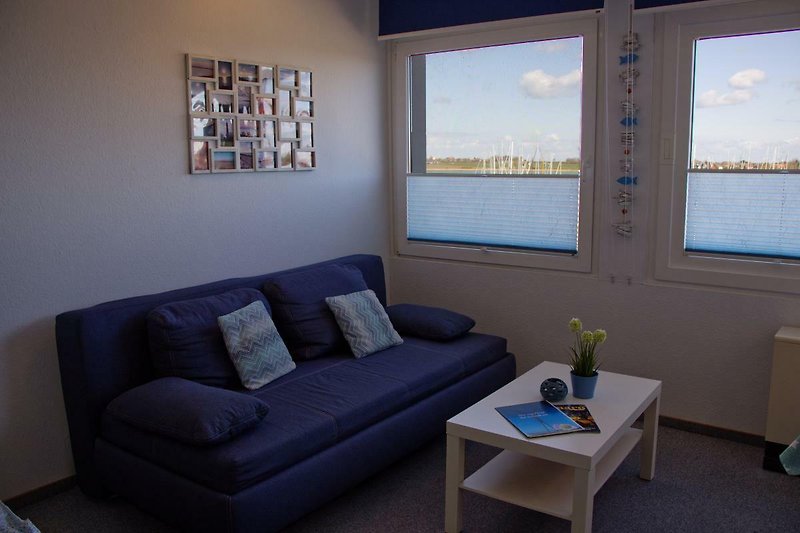 Wohnzimmer mit Blick auf den Yachthafen aus der Ferienwohnung am Südstrand