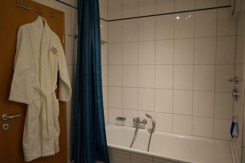Badewanne mit Duschbrause im Bad der Inselblume 04