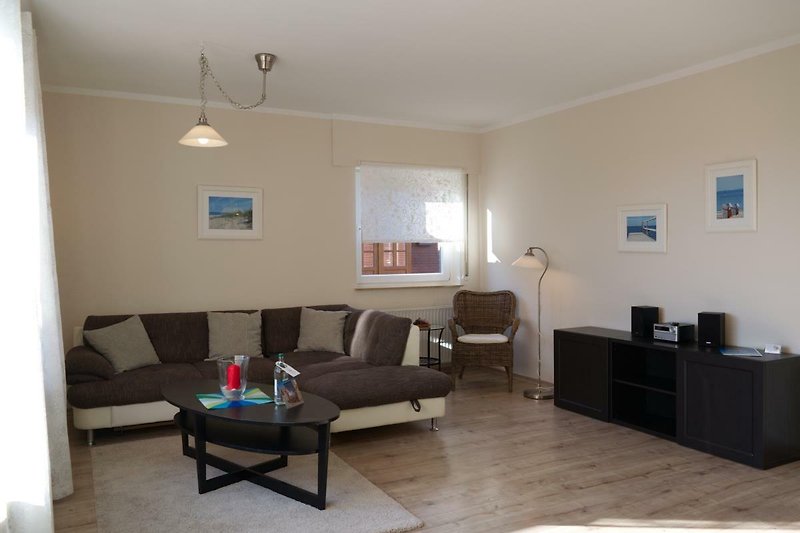 Wohnzimmer mit Couch und Sessel in der Ferienwohnung in Landkirchen auf Fehmarn