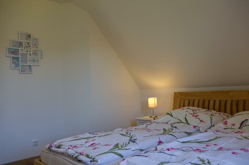 Anderer Blickwinkel aufs Doppelbett im 2. Schlafzimmer der Inselblume 27 auf Fehmarn