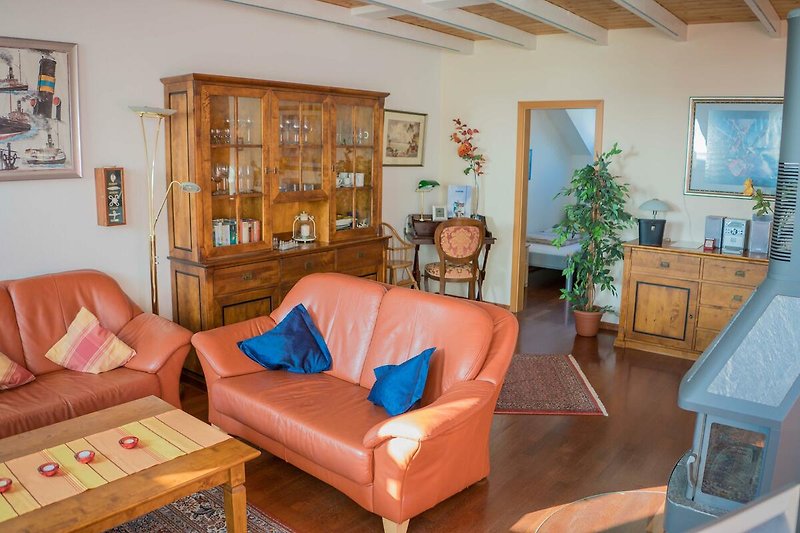 Wohnzimmer mit Kamin in der Ferienwohnung mit Meerblick für 6 Personen