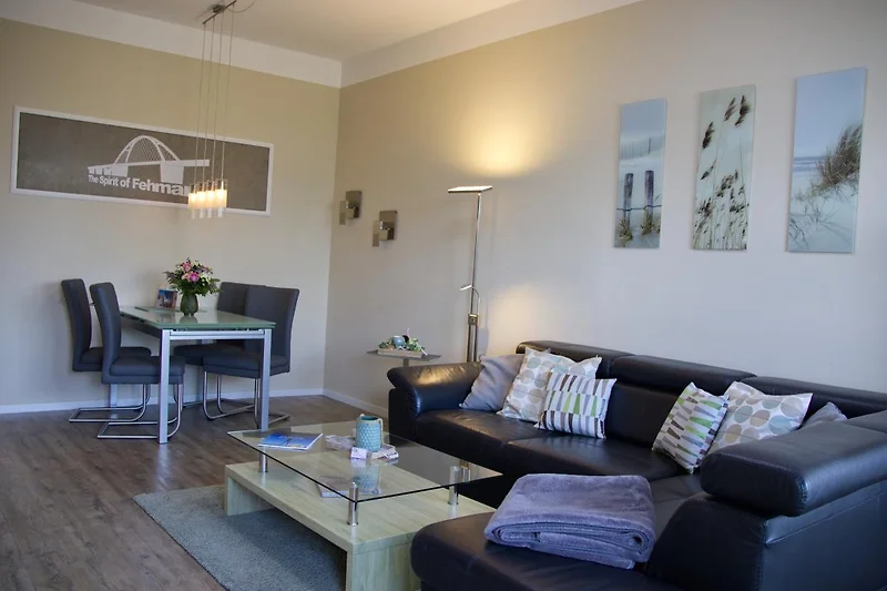 Grosse Couch im Wohnzimmer der Ferienwohnung auf der Insel Fehmarn
