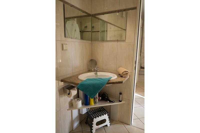 Waschbecken im Bad der Fewo mit Meerblick für 4 Personen in Burgtiefe