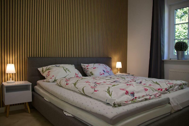Doppelbett im 2. Schlafzimmer der Ferienwohnung auf Fehmarn