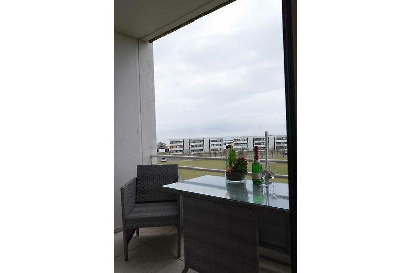 Balkon mit Balkonmöbeln und Aussicht zum Südstrand
