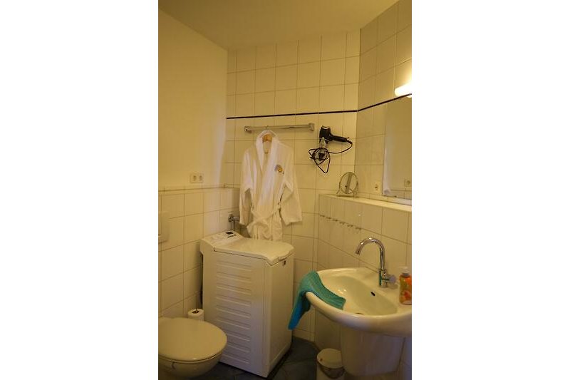 Badezimmer mit Waschmaschine in der Ferienwohnung Inselblume 03 auf Fehmarn