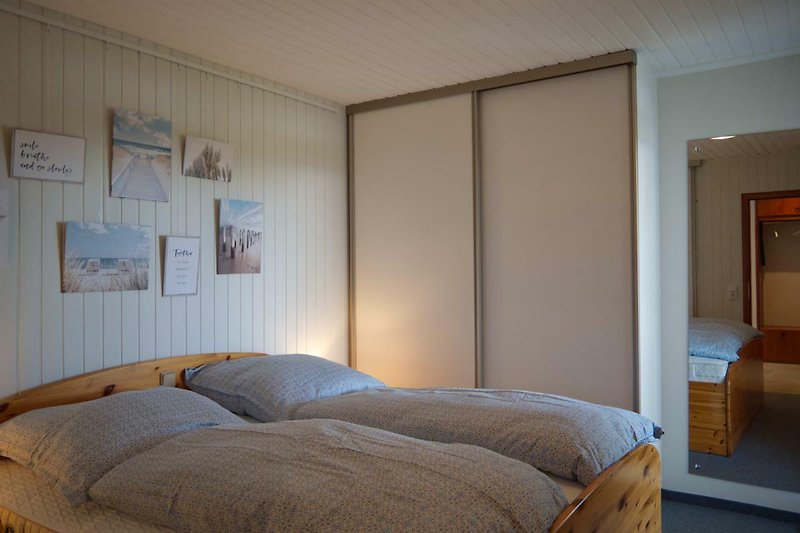 Schlafzimmer mit Doppelbett in der Inselblume 82