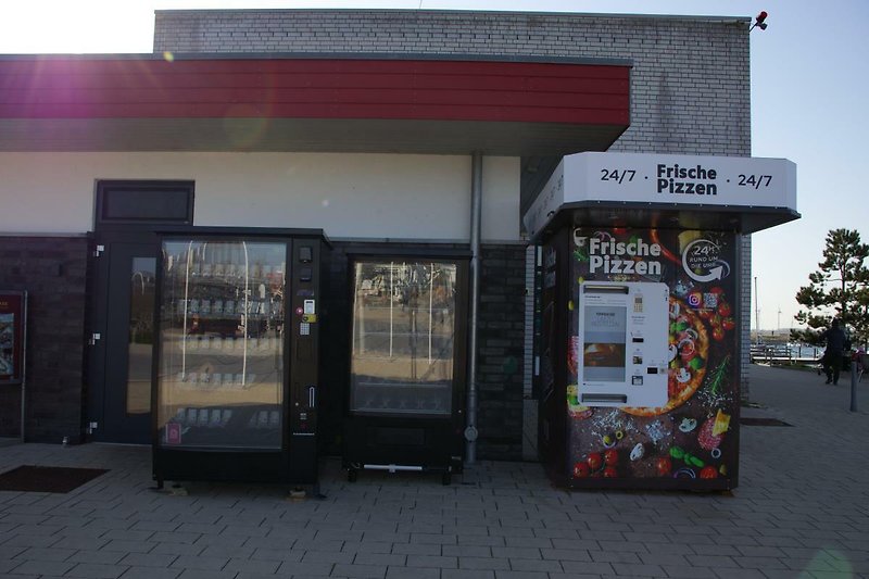 Pizza Automat am Yachthafen in der Nähe der Inselblume 65