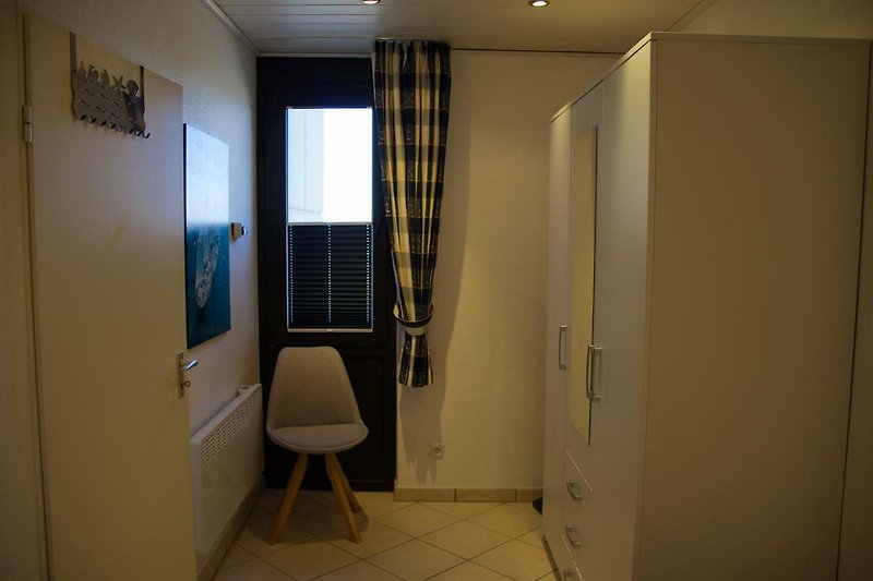 Grosser Schrank im Schlafzimmer der Ferienwohnung Inselblume 45 direkt am Südstrand auf Fehmarn