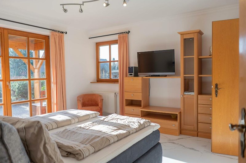 Doppelbett im Schlafzimmer vom Ferienhaus für 6 bis 8 Personen in Burg auf Fehmarn