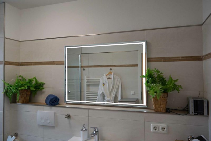 Bad mit Blick auf den Spiegel in der Fewo in Burgtiefe am Südstrand