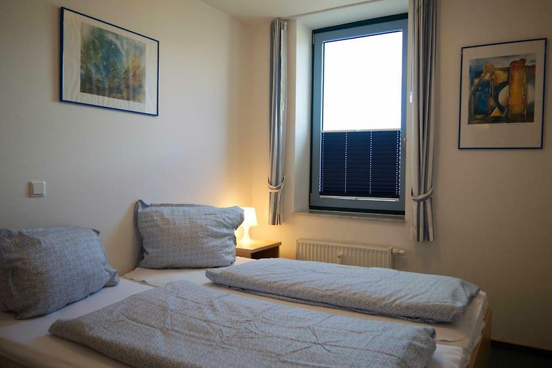 Doppelbett im Schlafzimmer der Inselblume 04