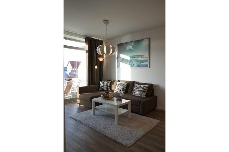 Couch und Wohnzimmertisch in der Ferienwohnung auf Fehmarn