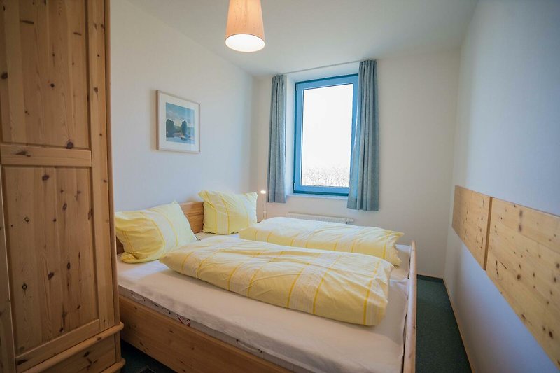Doppelbett im Schlafzimmer der Ferienwohnung für 4 Personen am Südstrand von Fehmarn