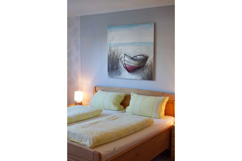 Doppelbett im Schlafzimmer für 2 Personen in der Fewo Inselblume 15 auf Fehmarn