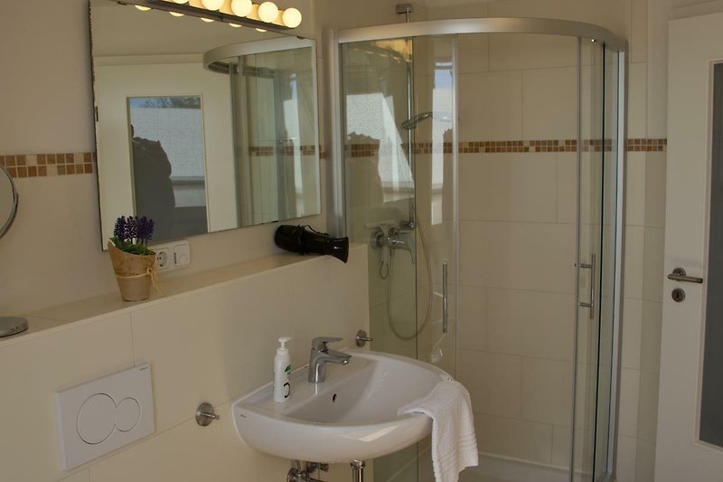 Grosse Dusche im Bad der Inselblume 27 für 6 Personen auf der Insel Fehmarn