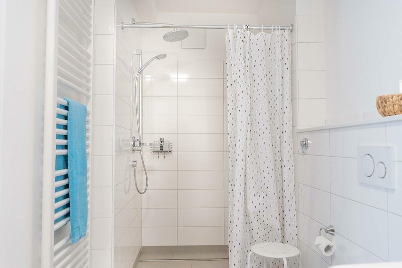 Grosse Dusche im Badezimmer der Ferienwohnung auf Fehmarn in Burg