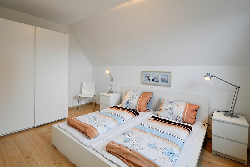 Doppelbett mit Schrank in der Ferienwohnung direkt in Burg auf Fehmarn