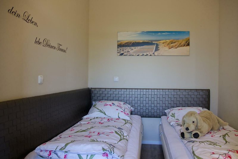 Einzelbetten im Schlafzimmer der Ferienwohnung in Burgtiefe auf Fehmarn