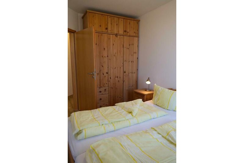 Schrank im Schlafzimmer für 2 Personen der Ferienwohnung