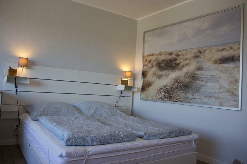 Blick auf das Doppelbett in der Ferienwohnung am Südstrand in Burgtiefe auf Fehmarn