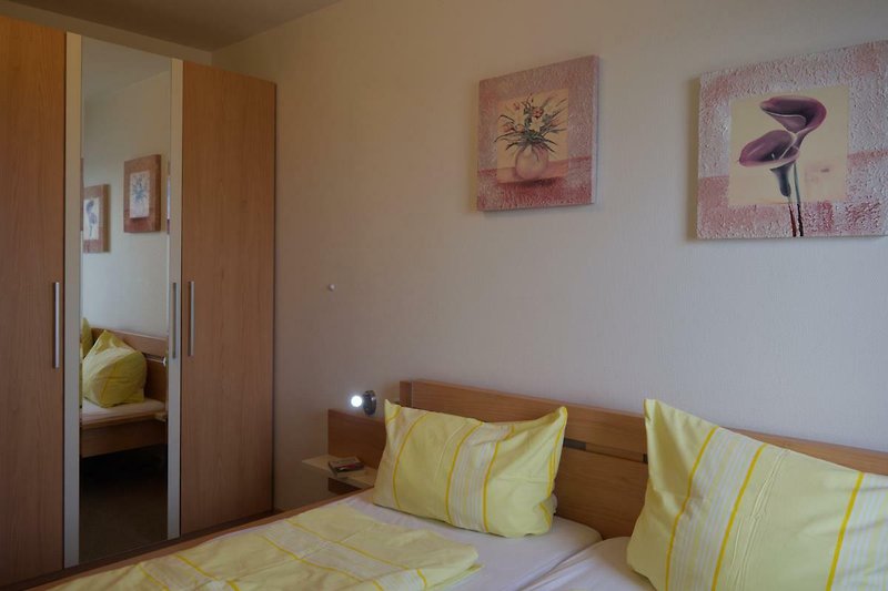 Schlafzimmer mit Schrank in der Ferienwohnung Inselblume 03 auf Fehmarn