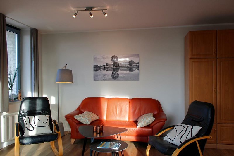 Wohnzimmer mit gemütlichen Sitzgelegenheiten in der Inselblume 55 auf Fehmarn