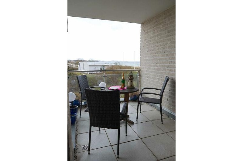 Balkonmöbel auf dem Balkon der Ferienwohnung mit Meerblick für 4 Personen auf Fehmarn