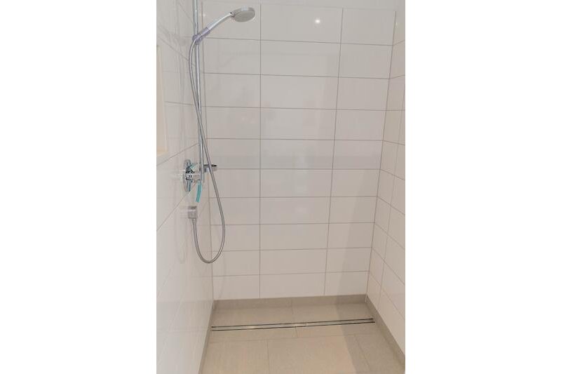 Grosse ebenerdige Dusche in der Ferienwohnung in Burg auf Fehmarn mit Hund