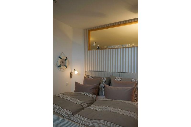 Doppelbett im Schlafzimmer der Ferienwohnung in der Strandburg am Südstrand von Fehmarn