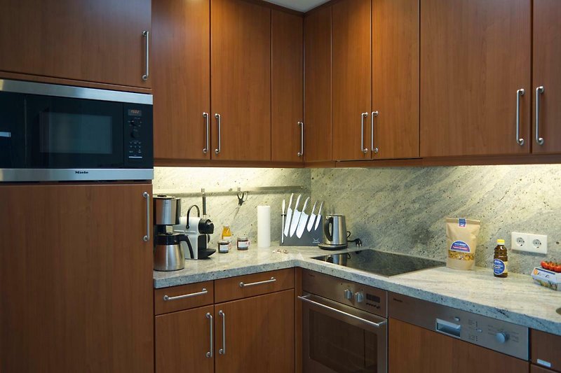 Küche mit Mikrowelle, Kühlschrank und Kaffeemaschinen in der Inselblume 82