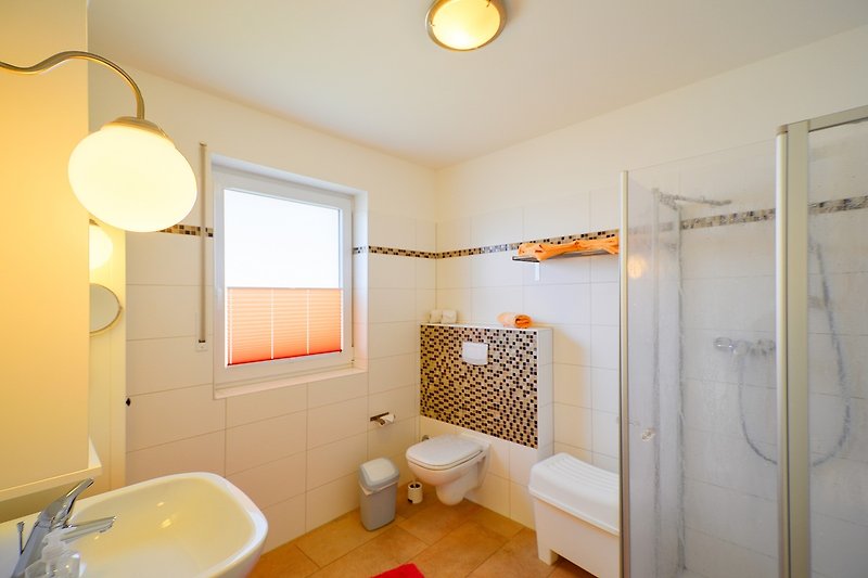 2. Badezimmer in dem Ferienhaus in Burg auf Fehmarn