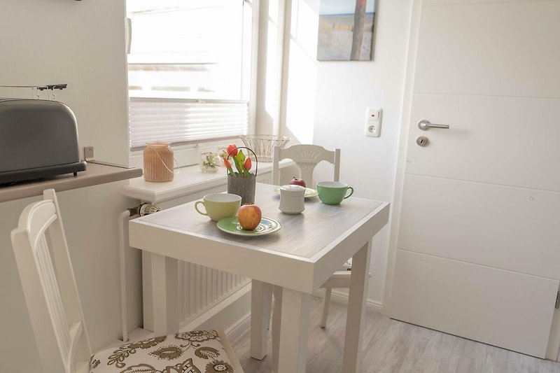 Esstisch in der Küche der Ferienwohnung für 2 Personen in Burg auf Fehmarn