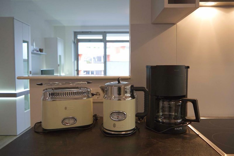 Toaster, Wasserkocher und Kaffeemaschine in der Fewo auf Fehmarn in Burg